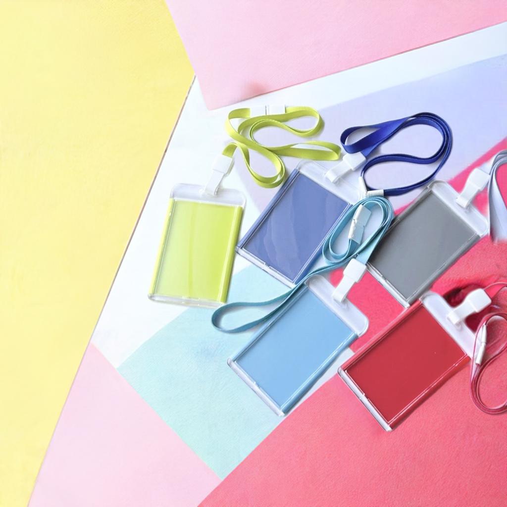 かわいいカラフルケース。オモテ面はアクリル製