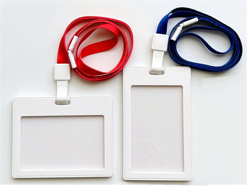 ストレートのフォルムがすっきりとした印象に。軽量IDカードケースストラップ付